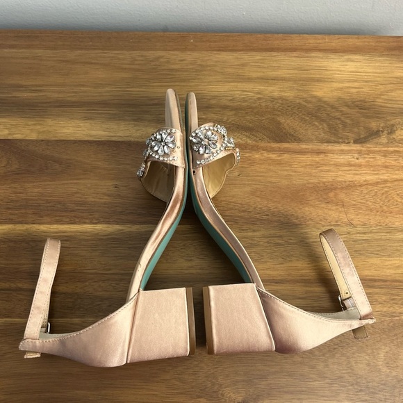 Betsey Johnson Women's Sb-Mel Heeled Sandal tan silver size 5.5 - Picture 10 of 14